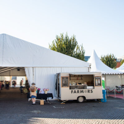 Marknadstält på MAT i Småland sett från entrén